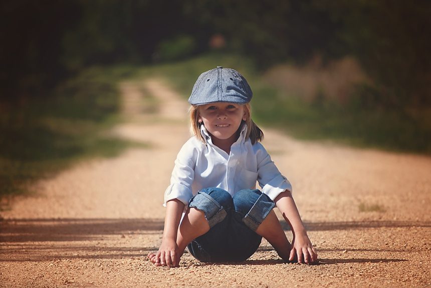 Kapelusz czy czapka z daszkiem: Co lepiej chroni dziecko przed słońcem?
