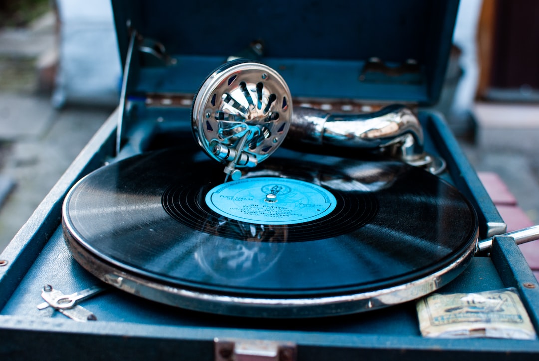 Jak wybrać idealny gramofon – poradnik dla początkujących