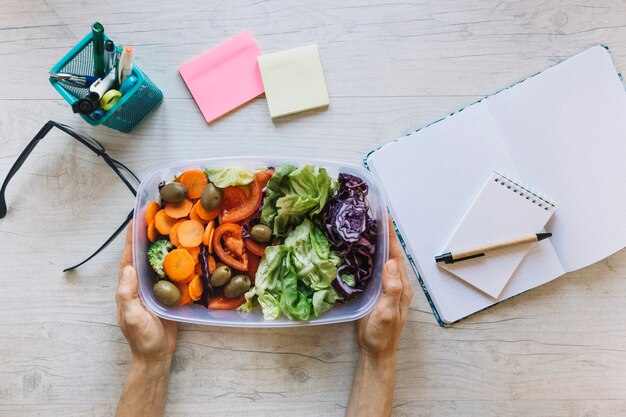 Jak dieta pudełkowa może wspierać zdrowy styl życia i oszczędzać czas każdego dnia