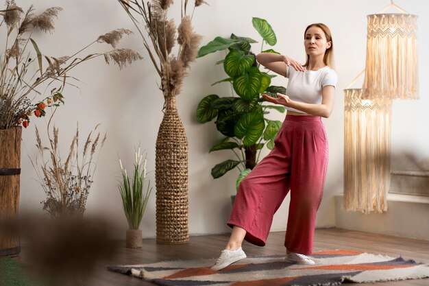 Zrównoważona moda: Jak wybierać ubrania przyjazne dla środowiska i stylowe zarazem