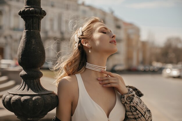 Jak dobrać biżuterię do różnych stylizacji na każdą okazję?