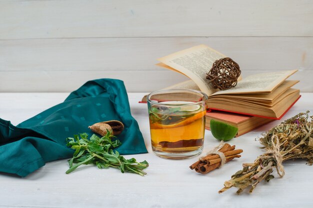 Sztuka tworzenia naturalnych perfum: jak pachnąca alchemia może odmienić Twoją codzienność