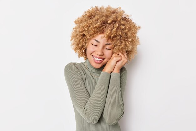 Sekrety naturalnego rozświetlenia skóry: jak uzyskać efekt zdrowego blasku bez makijażu?